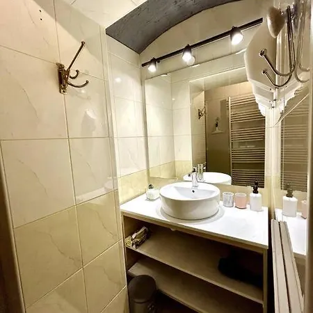 Charming 3-min Walk To Old Town - Free Parking