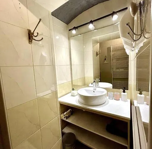 Charming 3-min Walk To Old Town - Free Parking