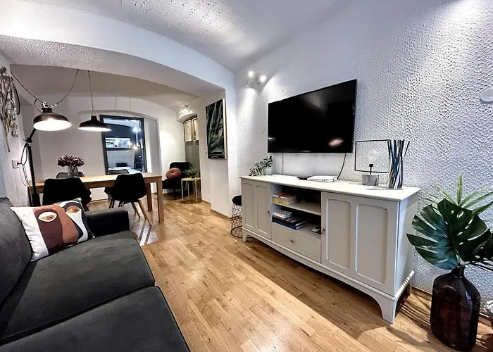 Charming 3-min Walk To Old Town - Free Parking Διαμέρισμα *