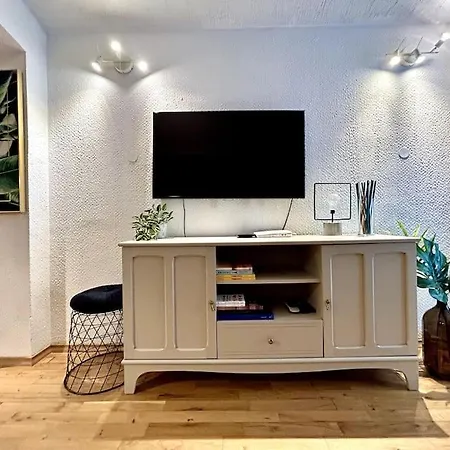 Charming 3-min Walk To Old Town - Free Parking Appartement *